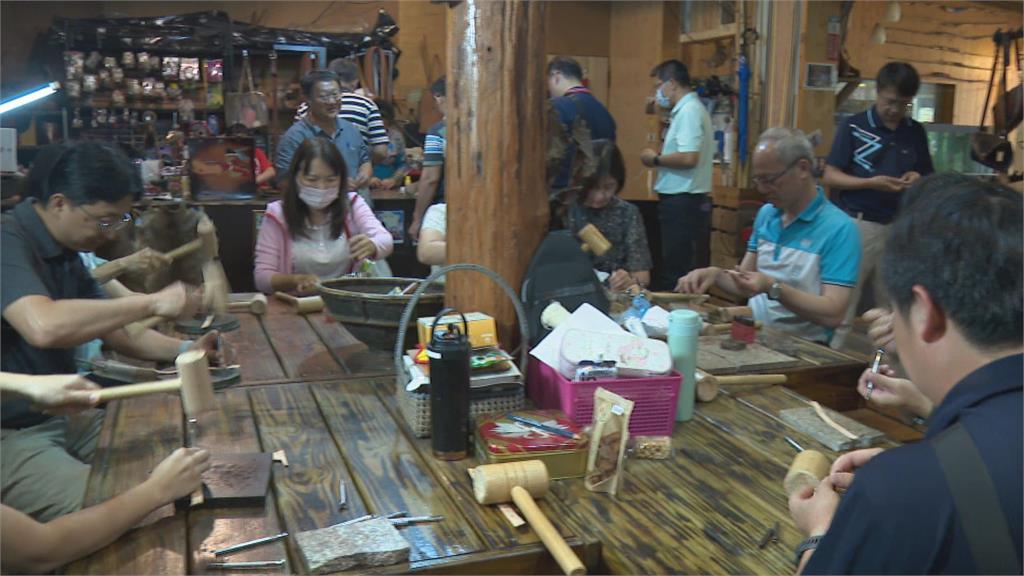 嘉義阿里山在地藝術家　創辦「皮雕工作室」推廣鄒族文化