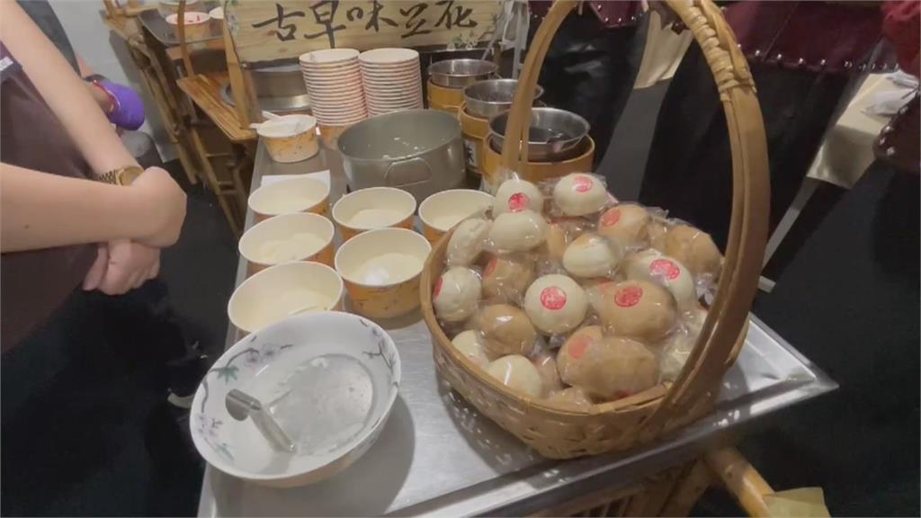 不愧是美食之都...擔仔麵、糖葫蘆都吃的到　台南跨年晚會後台設在地小吃區