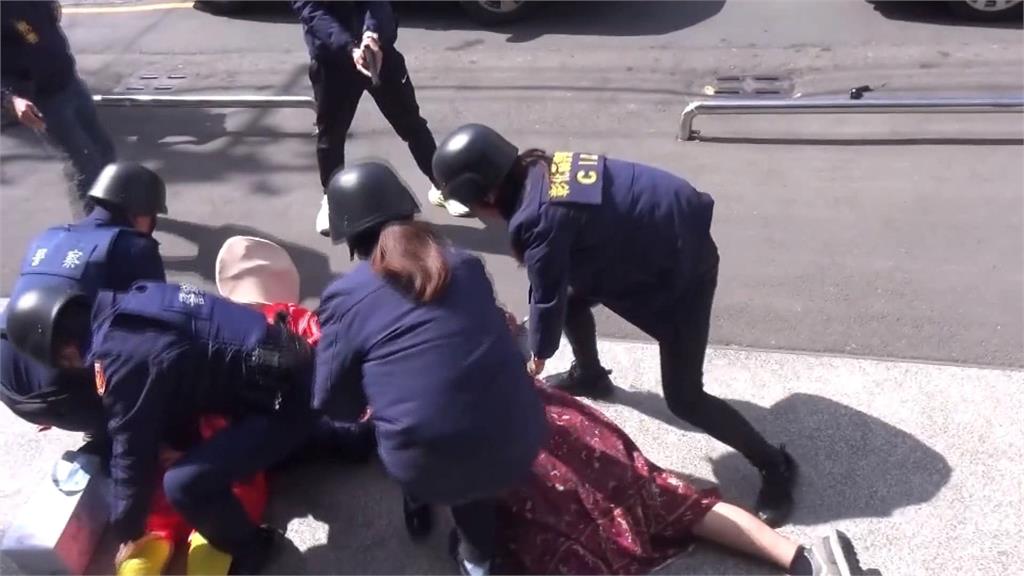 金融單位防搶演練　麵包超人與狐狸IP角色扮成歹徒