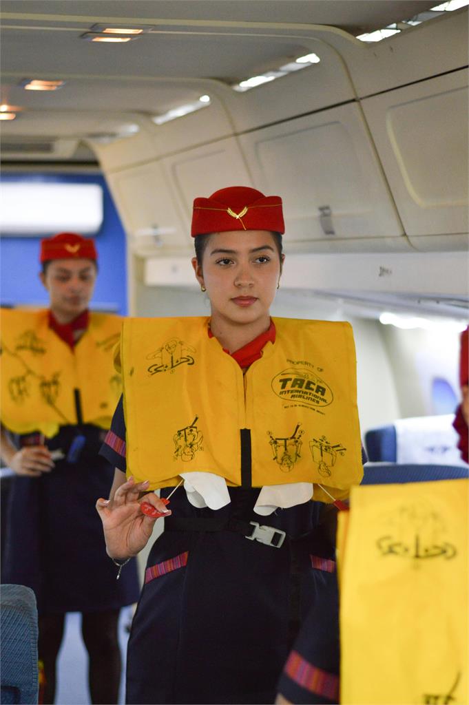 空服員搭機「特殊姿勢」百百種!美女空姐拍片示範「保命1姿勢」