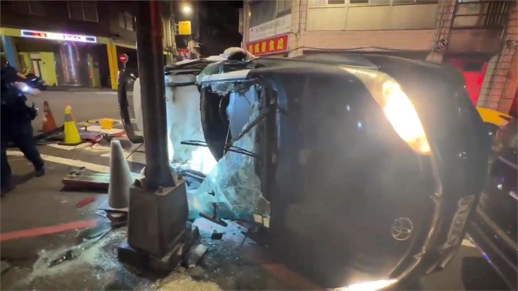 基隆警車追危險駕駛猛衝　行經路口遭小黃撞上釀3傷