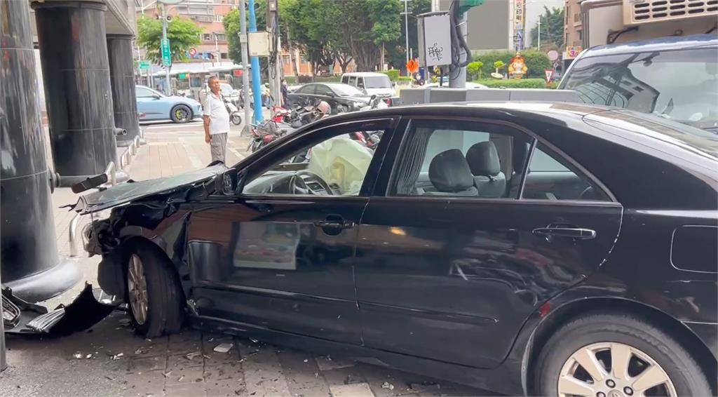 快新聞/蘆洲警匪追逐!車手拒檢駕車逃逸 連撞變電箱、貨車釀1傷
