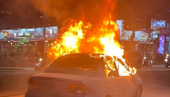 轎車引擎室.車廂起火燃燒 陷入火海 2人驚險跳車逃命