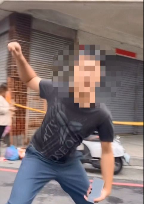 停車問題爆衝突！隔壁房東兒和鴨肉店業者爆衝突。