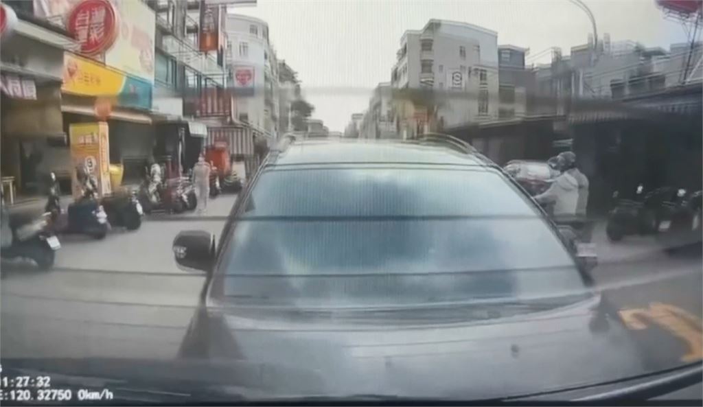 值勤警處理車禍遭後方衝撞！　駕駛光腳下車酒測值超標