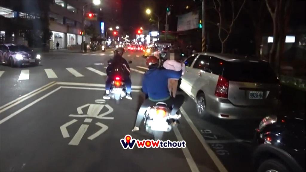 捏把冷汗!三貼讓幼童站腿上 手滑就摔出去