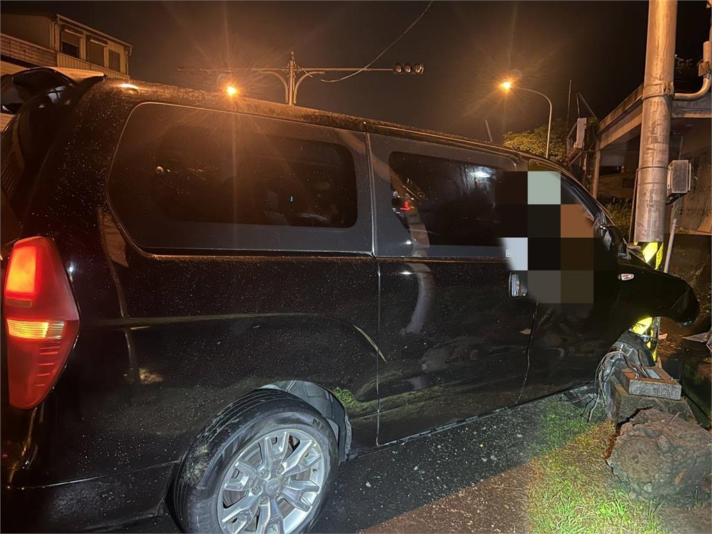 宜蘭礁溪警控管號誌 遭恍神廂型車撞擊腹部「血肉模糊」