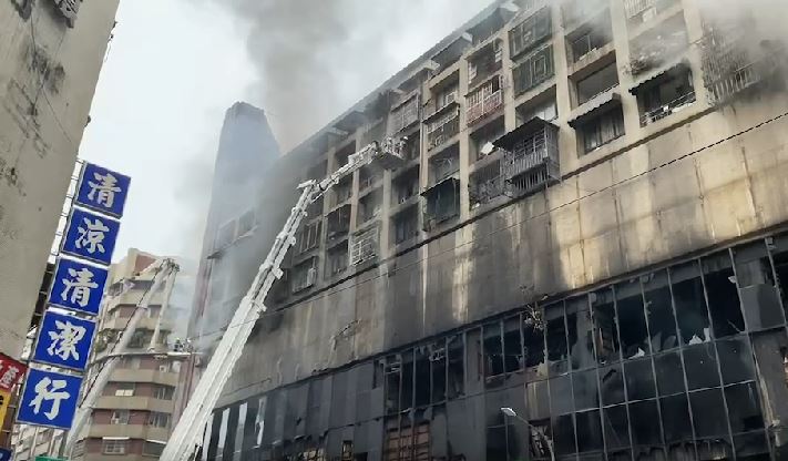 快新聞/城中城惡火百戶待救!陳其邁下令「逐戶逐樓清查」 已26人送醫1人進加護