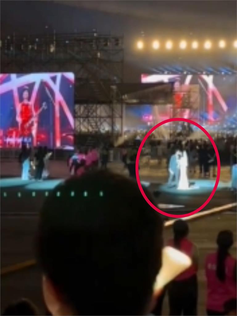 看五月天演唱會「衝中央拍婚紗照」 30秒片網怒譙:阿信聲音全沒了