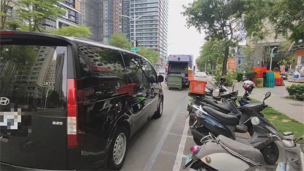 垃圾車作業中...後車不耐等候 「狂叭7分鐘」下場是這個!