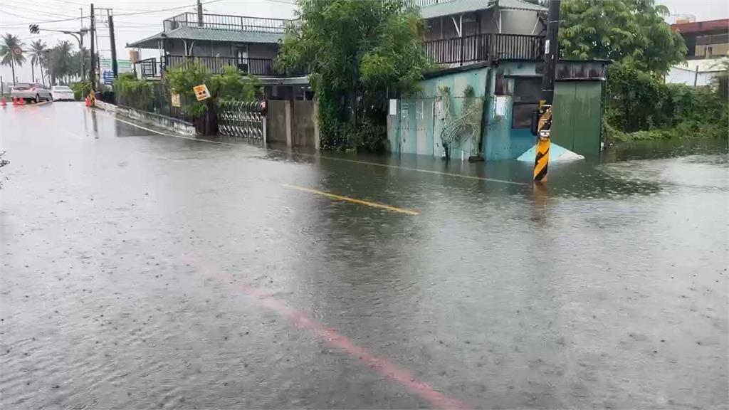 快新聞／屏東一夜變汪洋！積水淹腳踝、道路封閉　暴雨狂灌畫面曝光