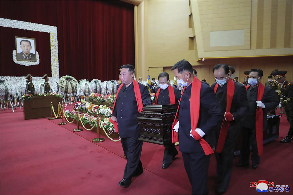 北韓士兵烏前戰死淪為大內宣?金正恩「含淚撫棺」公開哀悼諷刺畫面曝