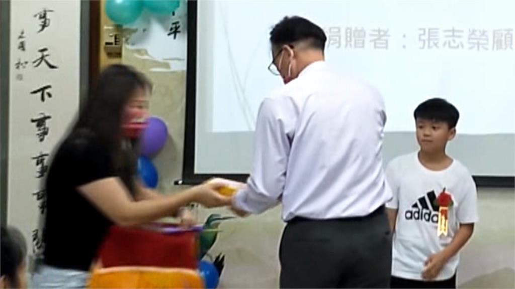 令人羨慕的畢業禮物 雲林這間國小畢業生每人1支新手機