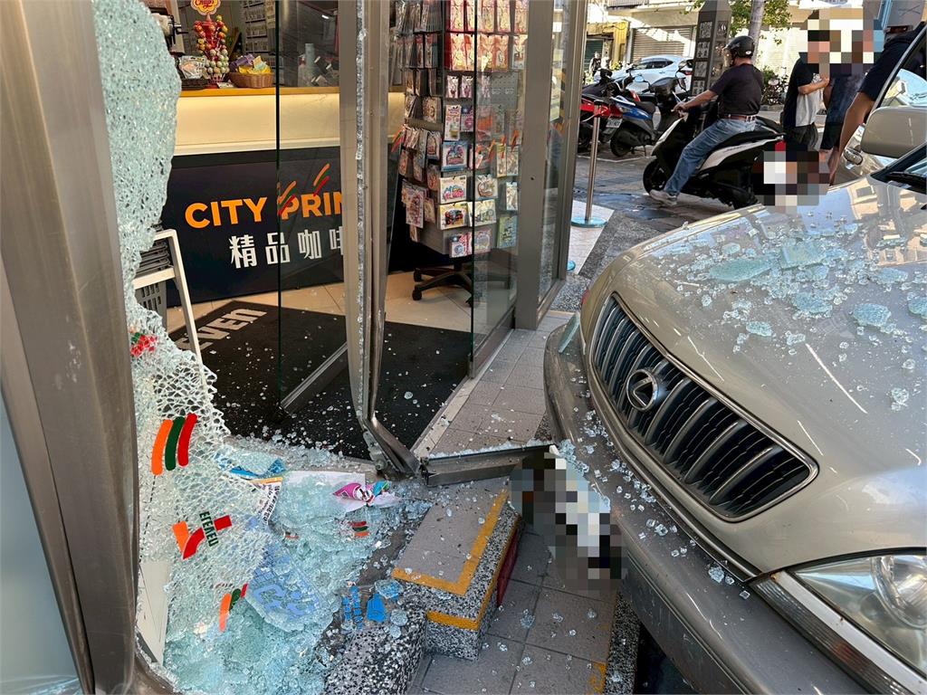 疑停車不慎！宜蘭轎車突撞進超商　玻璃門全碎、幸無人傷亡