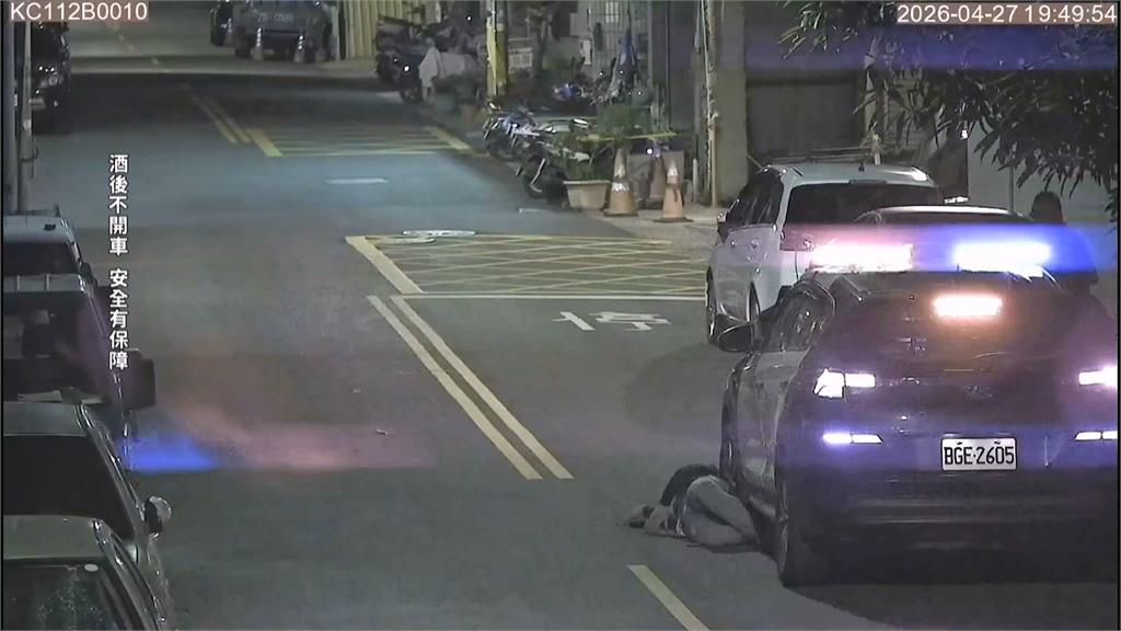 戲劇化！高雄騎士拒酒測「耍花招」　躺警車輪下「假裝被撞」、又伸腿給車輾