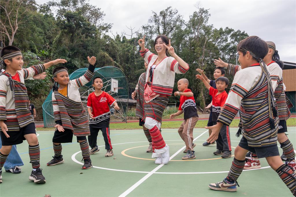 啦啦隊(圖多)／球芽攜手安芝儇走進偏鄉以「舞」會友！網大讚：人美心善仙女下凡