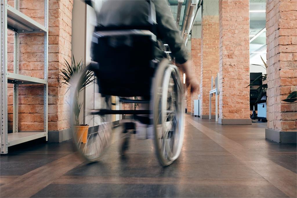 誇張！廉航爆未付費「拒提供輪椅」　身障女被迫「爬行下機」影片曝光