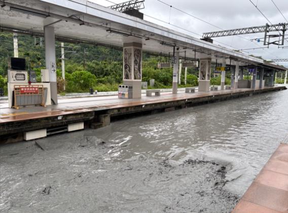 快新聞／堰塞湖溢流！黑水灌光復市區空拍畫面曝　水淹光復車站及台鐵軌道