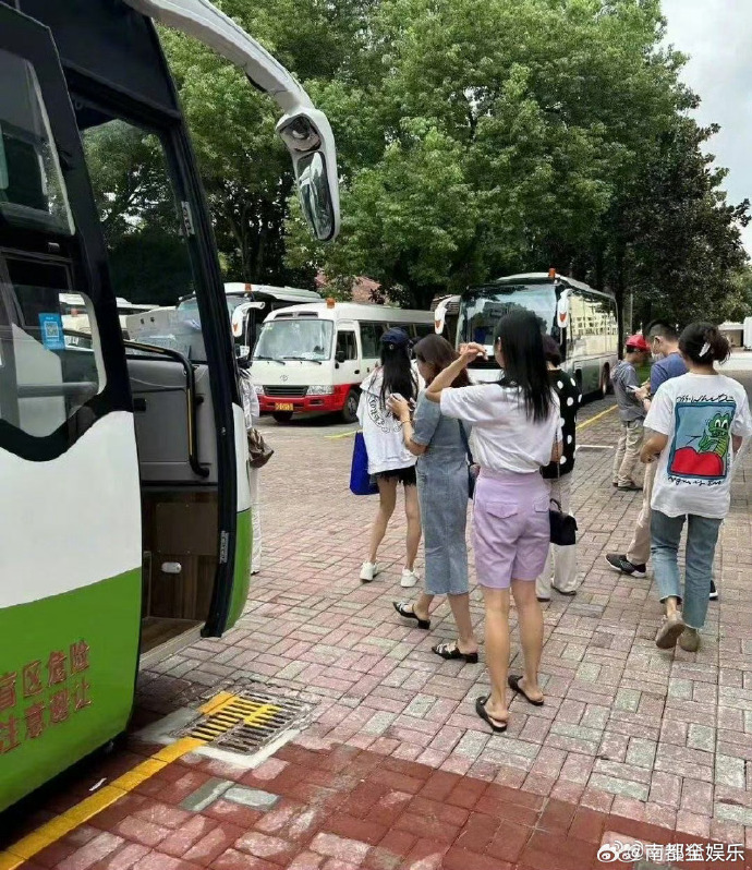 Angelababy送兒子上學全被拍!激短熱褲大秀「逆天長腿」引關注