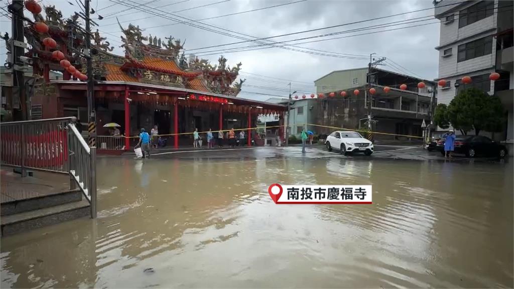 市區駕訓班積淹水成小湖　車輛淹過半個車身