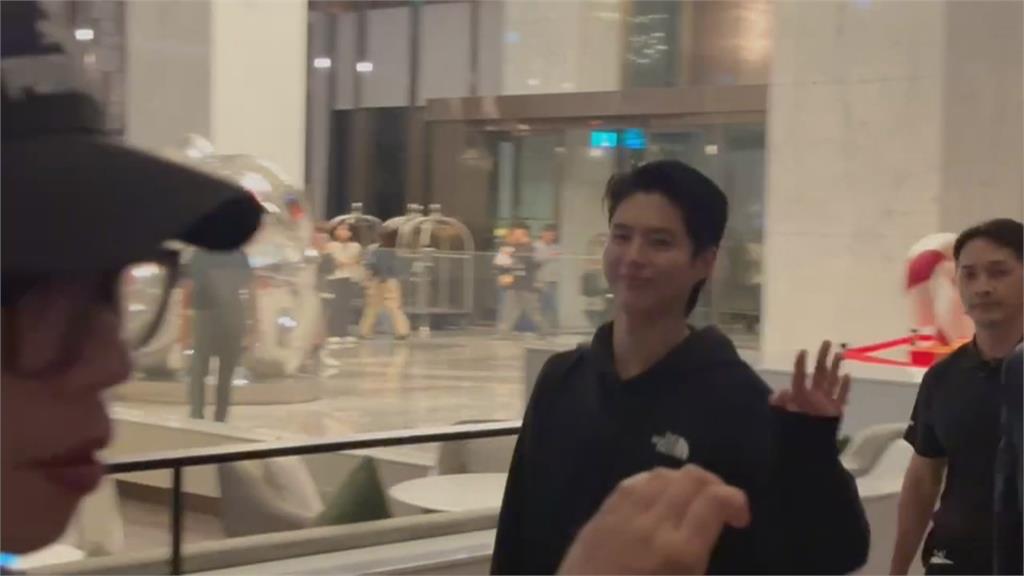 AAA典禮落幕"韓星離台" 小港機場半夜吸上百粉絲送機