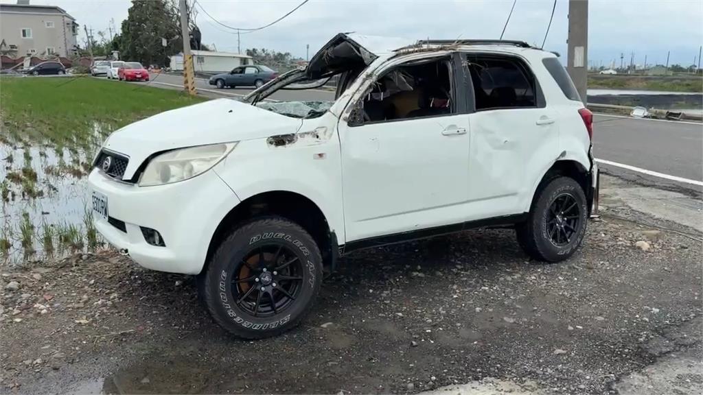 丹娜絲橫掃南台灣! 嘉義巡田車遭吹落田翻覆 台南椰子樹壓車釀2死