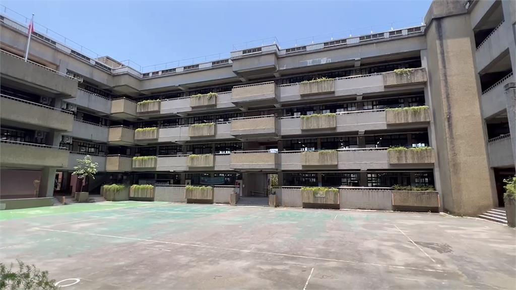 午餐有活蟲 疑鮮奶有問題... 綠批基市府螺絲鬆