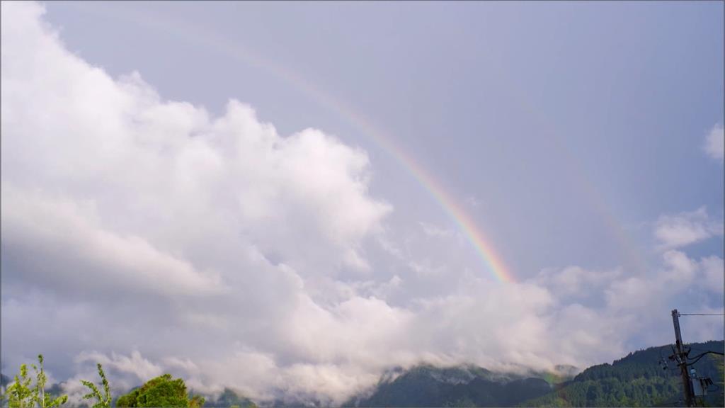 大崙山雨後天空繽紛多彩 雲海伴夕陽景色絕美