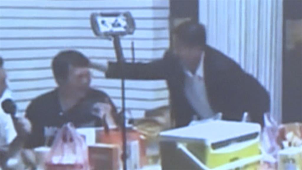 傅崐萁「摸頭」黃國昌 綠委:黃國昌淪為「傅隨組織」