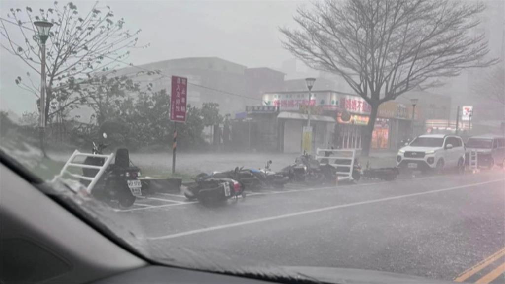 雷雨胞襲北台灣！　狂風暴雨如颱風天