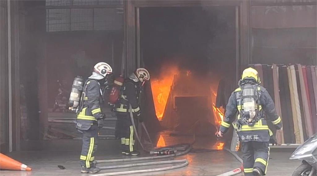 快新聞／台中北屯火警！寢具店、髮廊等陷入火海黑濃四散　駭人畫面曝光