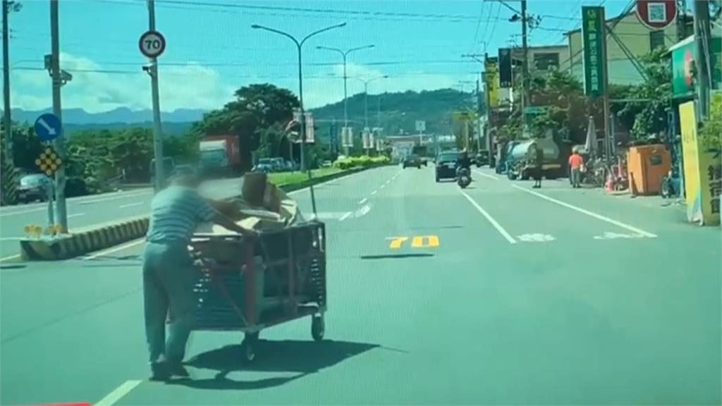 別當移動神主牌！　推車伯斜切跨車道、婦逆向狂違規