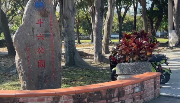 不良身教！長者公園聚賭惹民怨　警怒斥教壞孩子