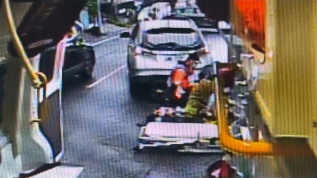 台南雨天機車自摔又遭轎車輾過　女騎士多處骨折送醫