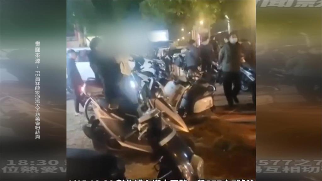 玩過頭!觀看遶境嬉鬧成打架 兩青少年失控扭打、勒脖子遭警制止