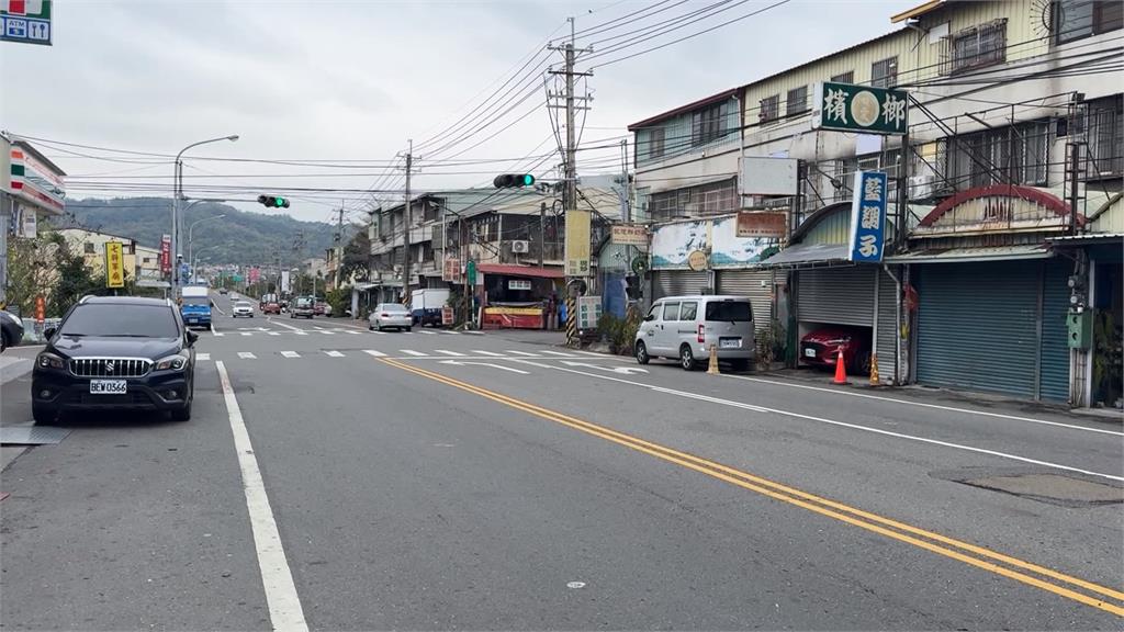 太可惡!開車左轉撞騎士肇逃 外送員幫追車記車牌