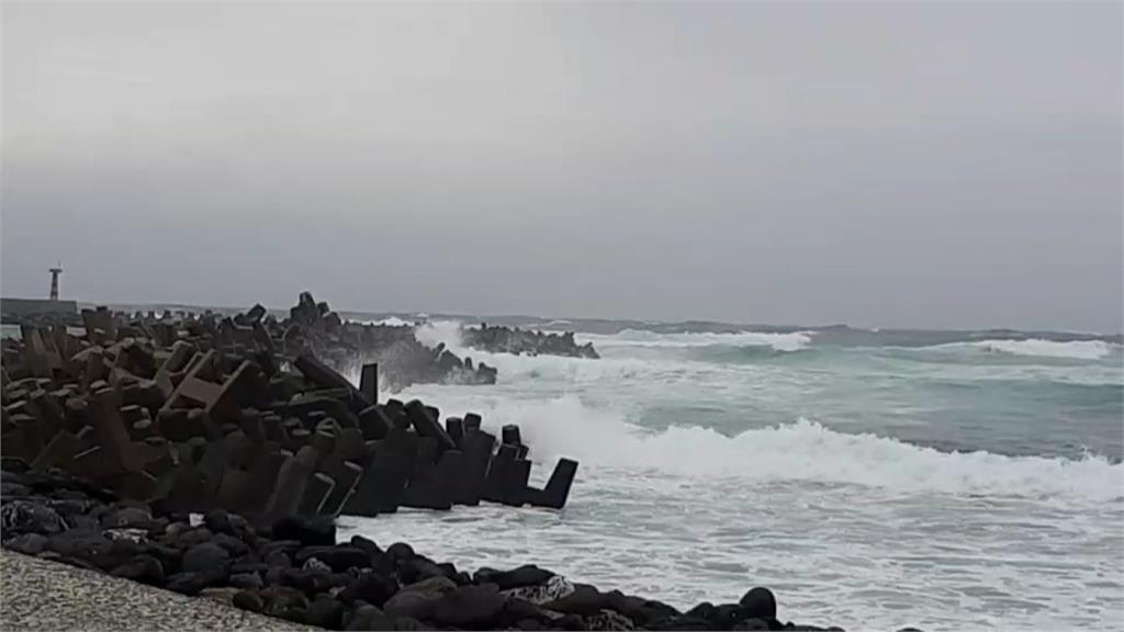 「盧碧」颱風暴風圈逼近澎湖　漁船躲入馬公港避颱