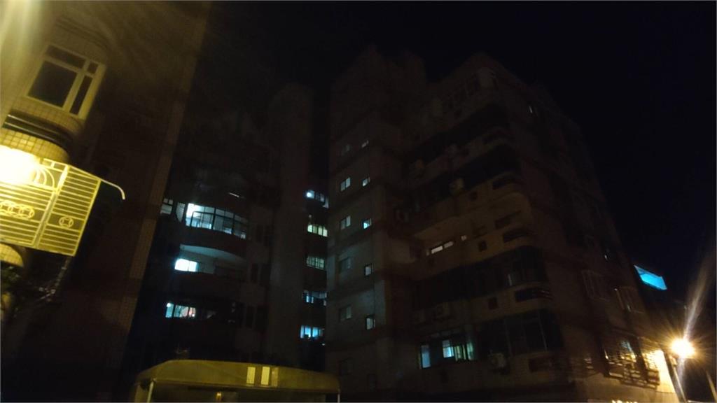 快新聞/苗栗深夜家暴命案!36歲男持刀砍母殺兒 警到場突從4樓墜落