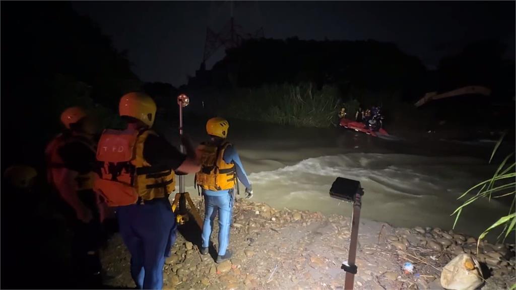 台中午後大雨溪水暴漲沖毀便橋　９移工相約釣魚受困沙洲船艇救援