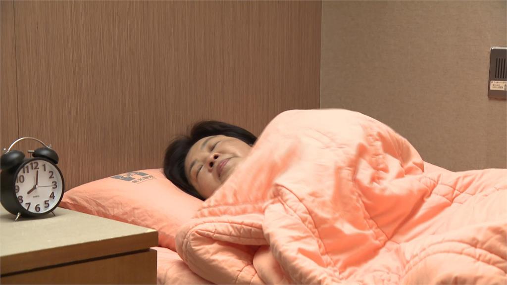 過年長時間追劇、打麻將 醫師提醒:眼睛、皮膚恐出問題