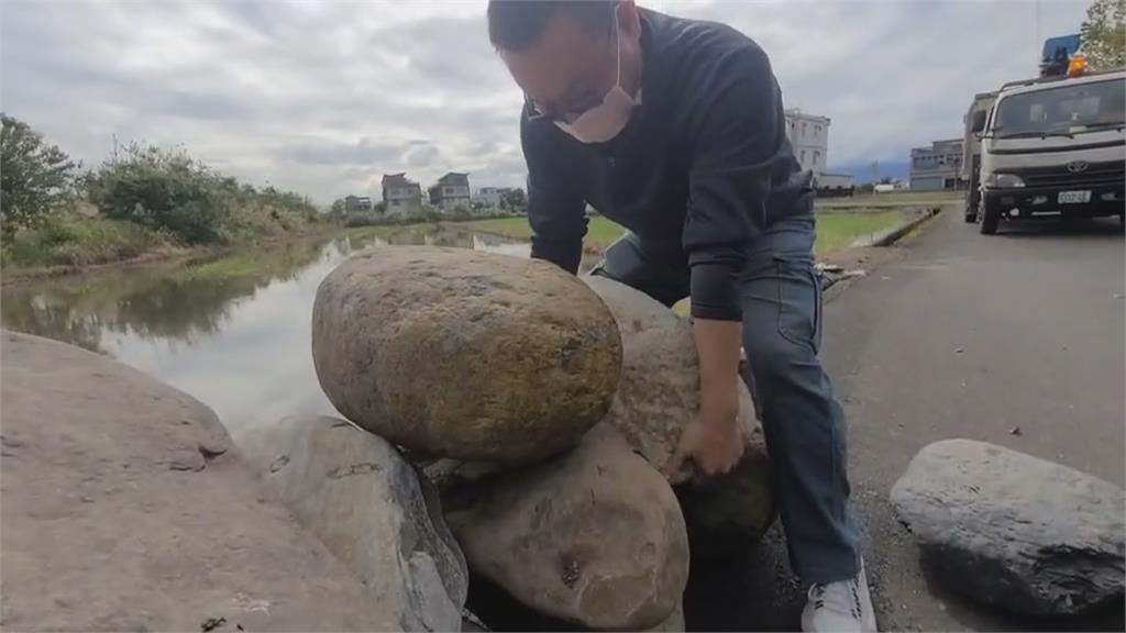 宜蘭「堆石怪客」出沒　數十公斤重石頭圍繞電線桿影響交通安全