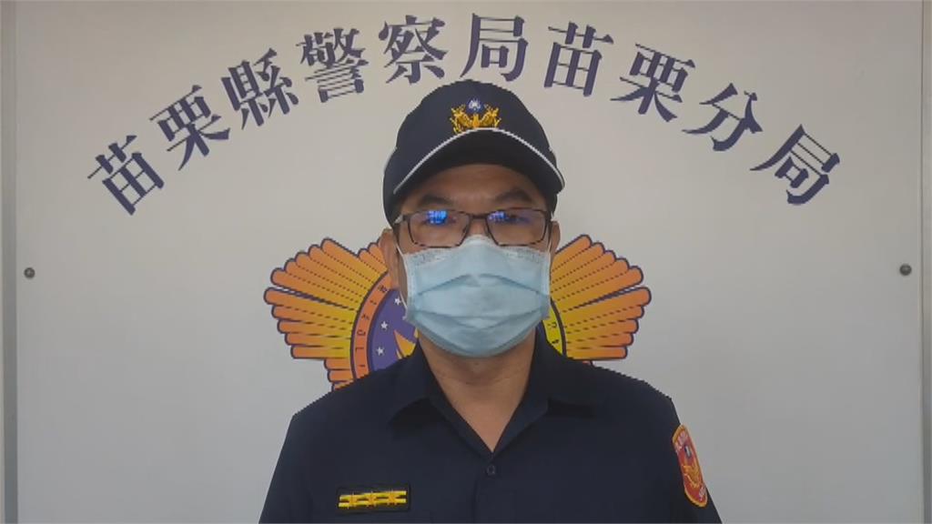 兩車對撞! 女外送員摔飛倒地 民眾撐傘遮陽