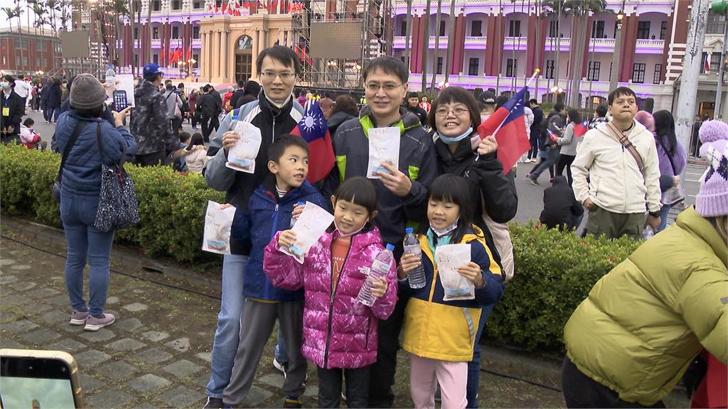 總統府元旦升旗「巨幅國旗」超吸睛 蔡英文、賴清德持小國旗出席