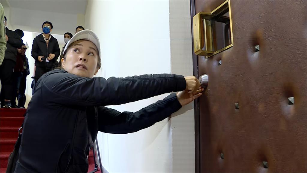 立院表決大戰! 綠營封住大門.徐巧芯"帶工具"戳門
