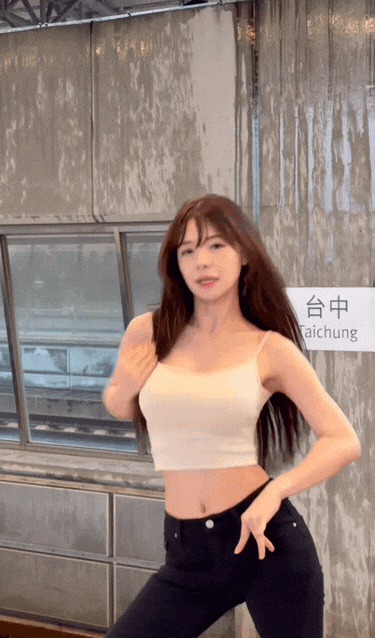 李多慧穿低胸背心高鐵站「狂震20秒」超猛腰臀比辣翻！140萬人看暈狂重播
