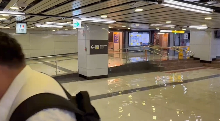 快新聞／大暴雨！台北車站「站內入口淹水」畫面曝　網驚：北車附設游泳池