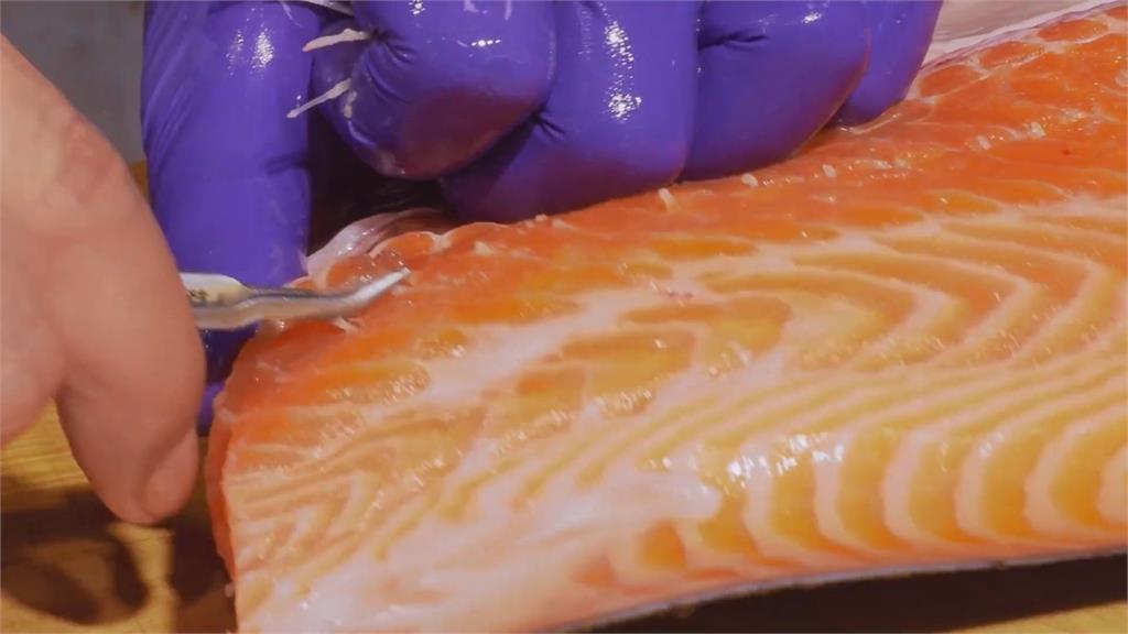 切割師傅快刀手上身!20分內將鮭魚變佳餚 網友讚嘆「根本是藝術」