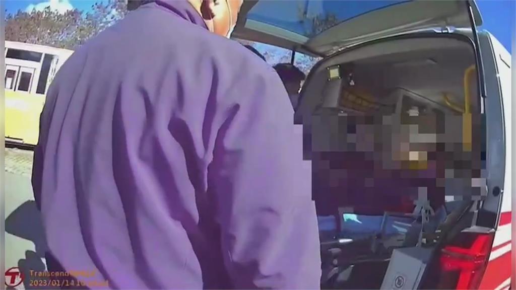 翁倒臥客運車旁哀號 駕駛嚇壞報警救一命