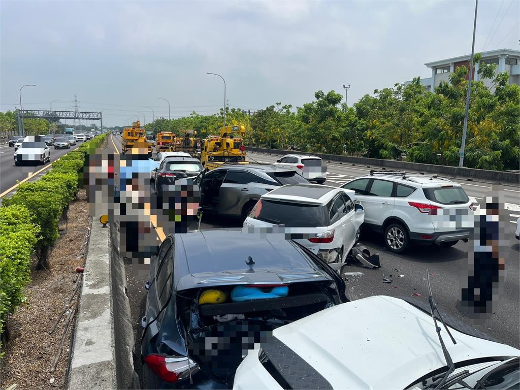 快新聞／國1成大型碰碰車現場！55歲男「未保持安全距離」追撞7車