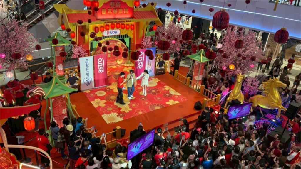 柯叔元圓夢「苦等16年」娶到女神了 2人「壁畫街玩嗨」超正老婆正面照曝光!